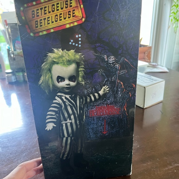Mezco Living Dead Doll: Beetlejuice The Bio-Exorcist - Picture 4 of 10